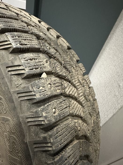 Bridgestone комплект шипованной резины