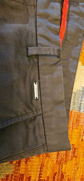 Pantaloni Hugo Boss - masura 48 / 32