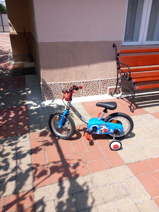 O bicicletă de 14 inch pentru copii de 3-6 ani (înălțime 95-115 cm) cu roți ajutătoare