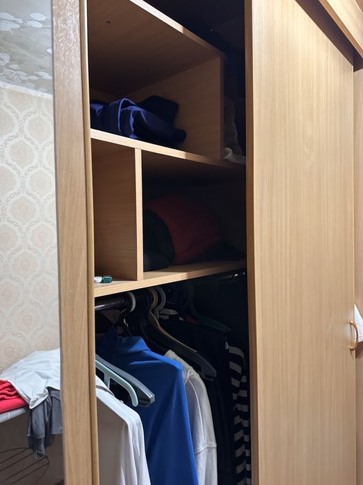 Шкаф в спальню с зеркалом