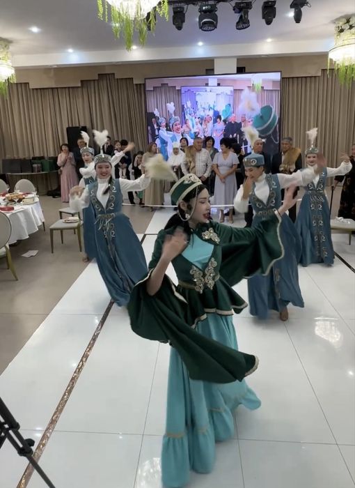 Танцы. Танцовщицы. Группа. Той. Бишилер. Би