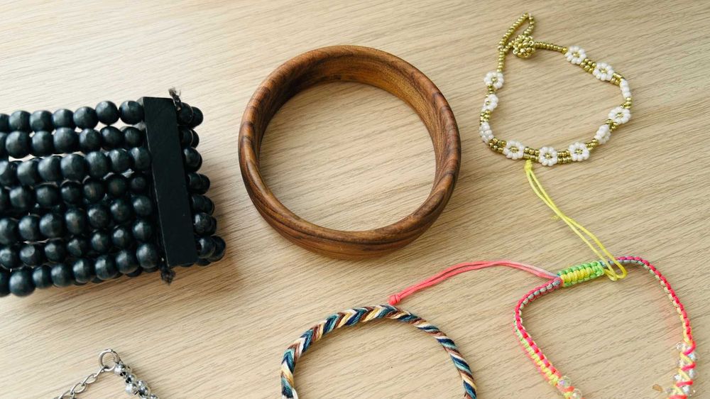 Гривни, колиета и обеци