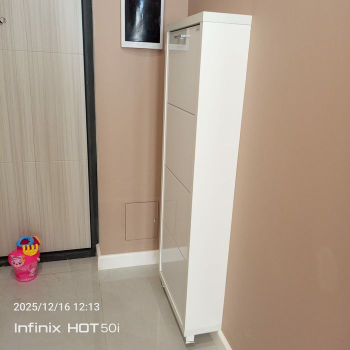 Обувница белого цвета