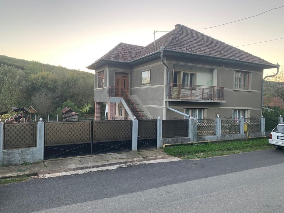 Casă de vanzare 7 camere, sat Valea Lungă comuna Darlos