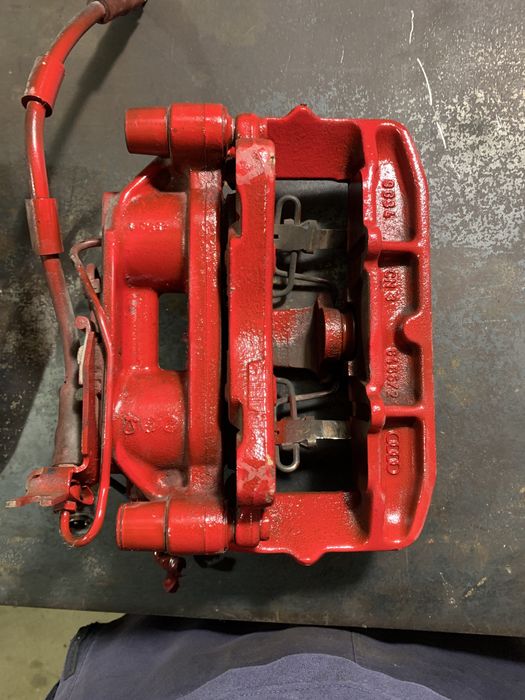 Продам перед.Суппорта на Ауди А8 D2