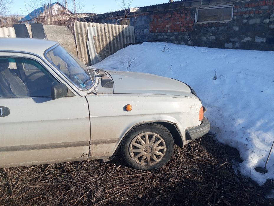 Газ 3110 в разборе, серая и белая