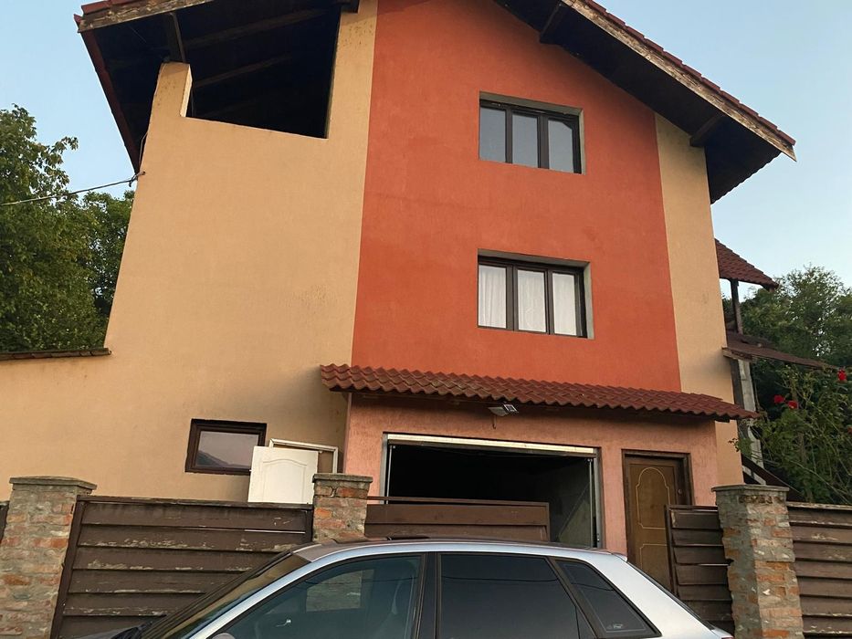 Vilă compusă din două apartamente  sau schimb +diferență cu apartament