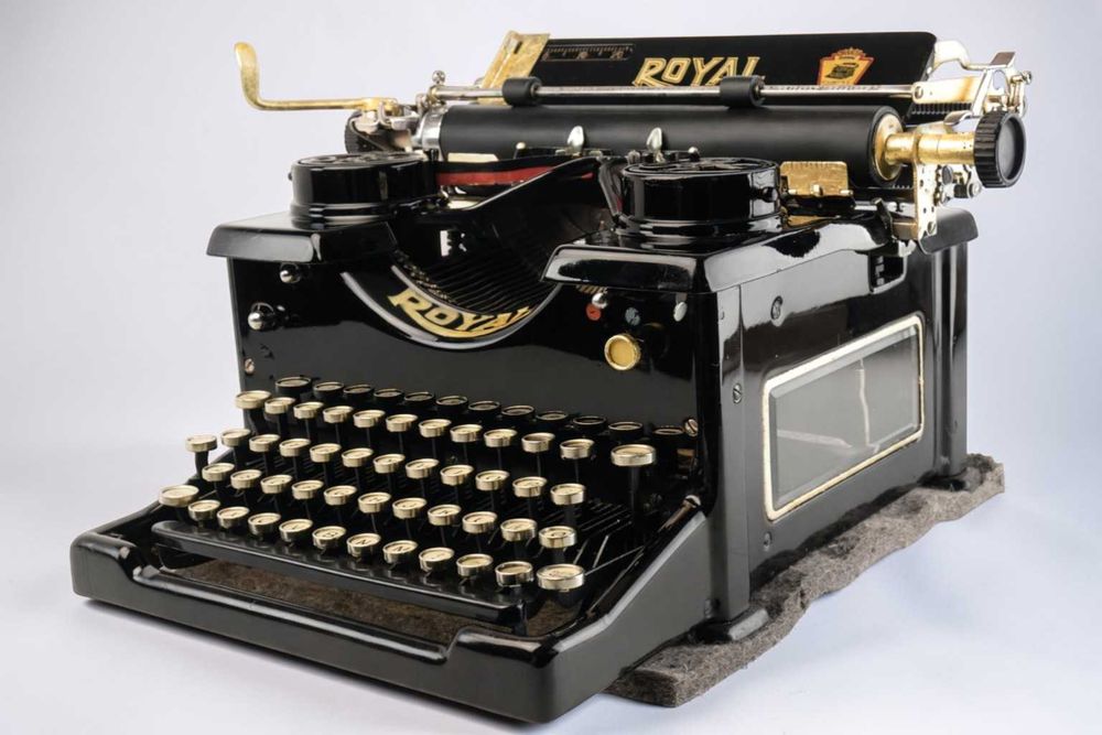 Masina de scris Royal 10 – editie rară cu aur 22K – obiect premium.