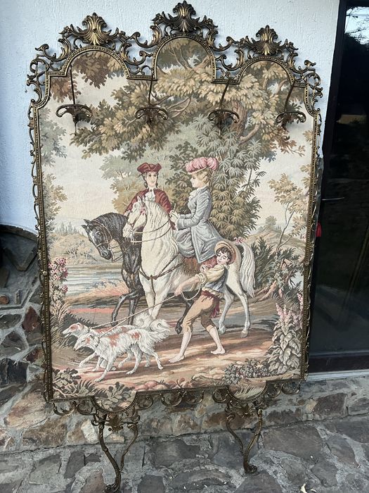 Cuier perete din bronz si tapiserie goblen