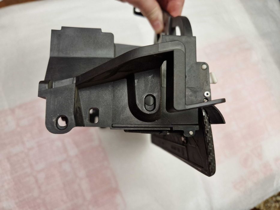 Продавам рамка с карбонова лайсна/капаче за радио на БМВ е39