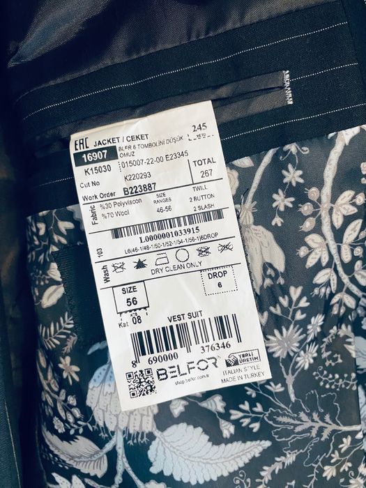 Costum bărbătesc negru cu dungi albe