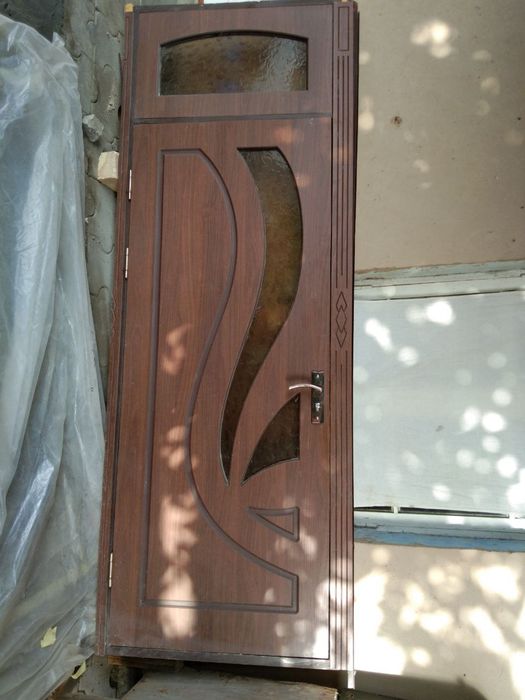 Дверь б/у в хорошем состоянии