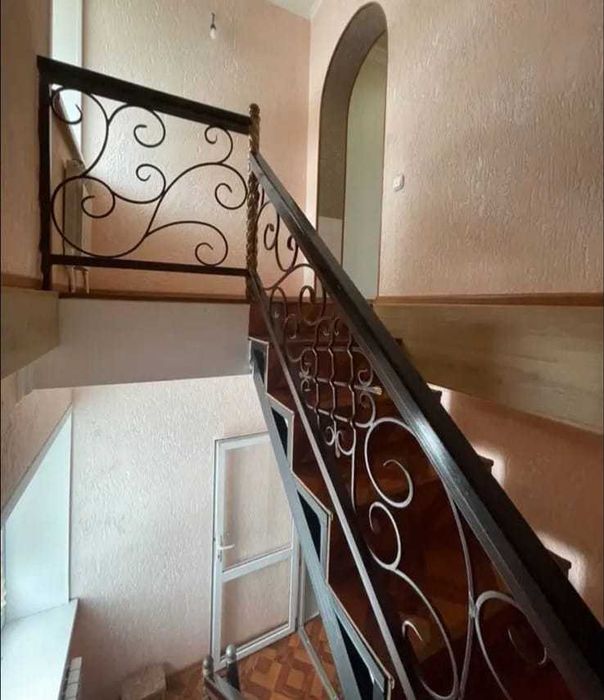 Просторный двухэтажный дом в отличном районе