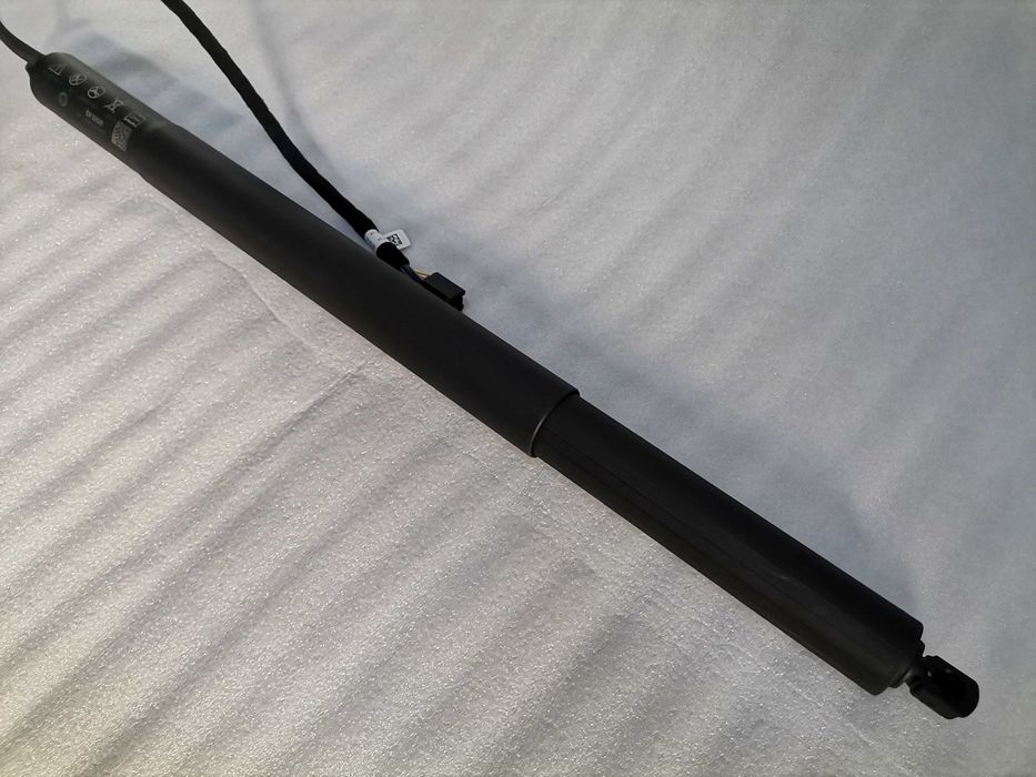 3P3827851A Нов Електрически Амортисьор Skoda SuperB IV