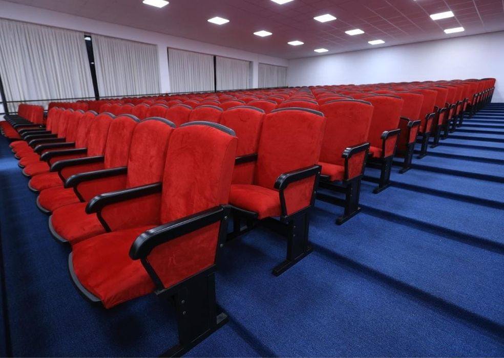 Театральные кресла