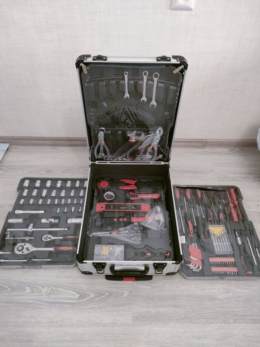 Продам набор автомобильных инструментов