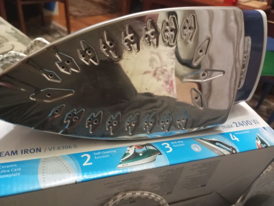 Утюг Vitek.      .