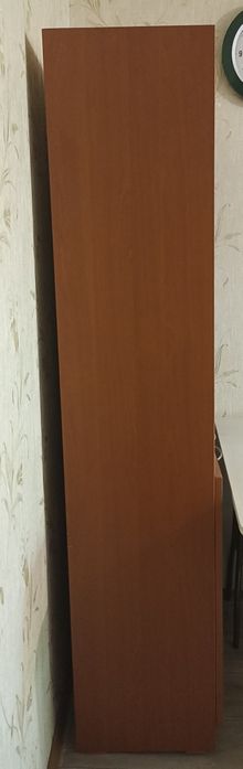 Открытый шкаф с полками