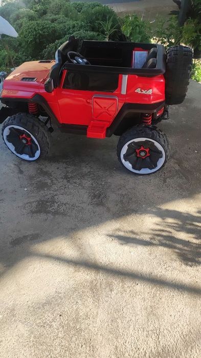 Детская машина на пульт управлении.