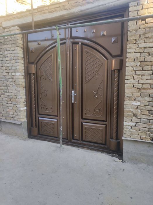 уй куришга жой,эски шахарда жойлашган