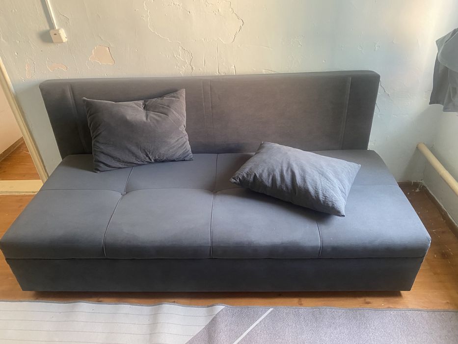 Диван  голубого цвета