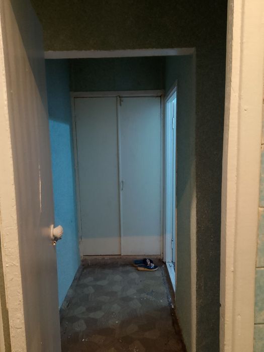 3- комнатная , 1 - ый этаж   5/5 ,срочно !!