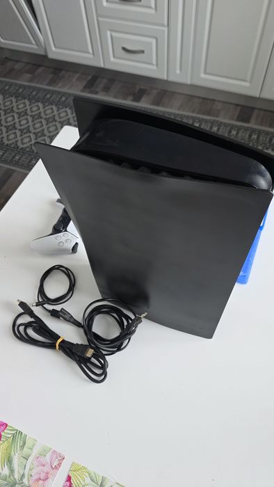 PlayStation 5 Fat Disc Edition + 2 Manete + 4 Jocuri!