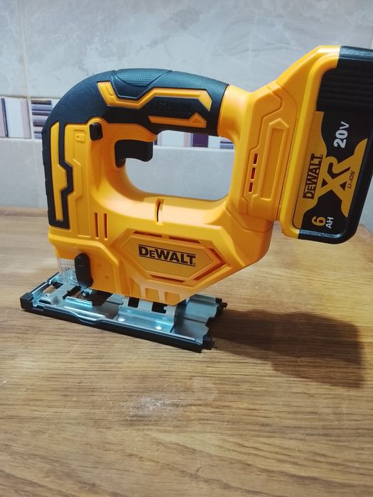 Fierestrău pendular DeWalt cu o baterie de 6a