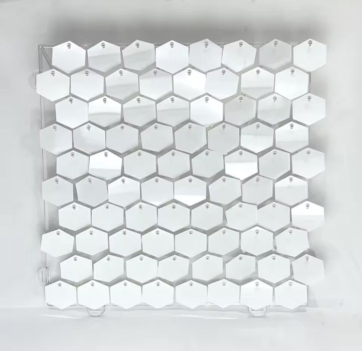 Бяла пайетена стена