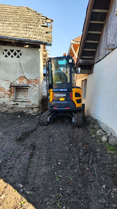 Lucrări cu miniexcavator 2,7 Tone