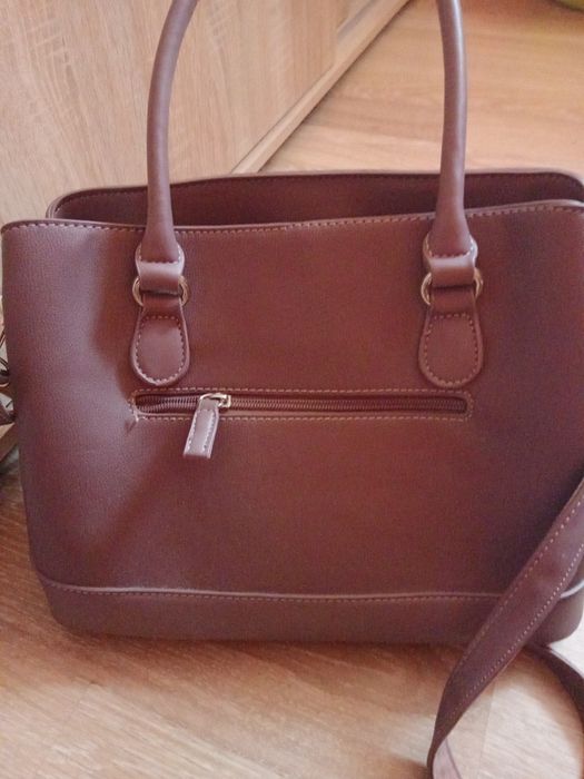 Чанта нова,има много джобове.