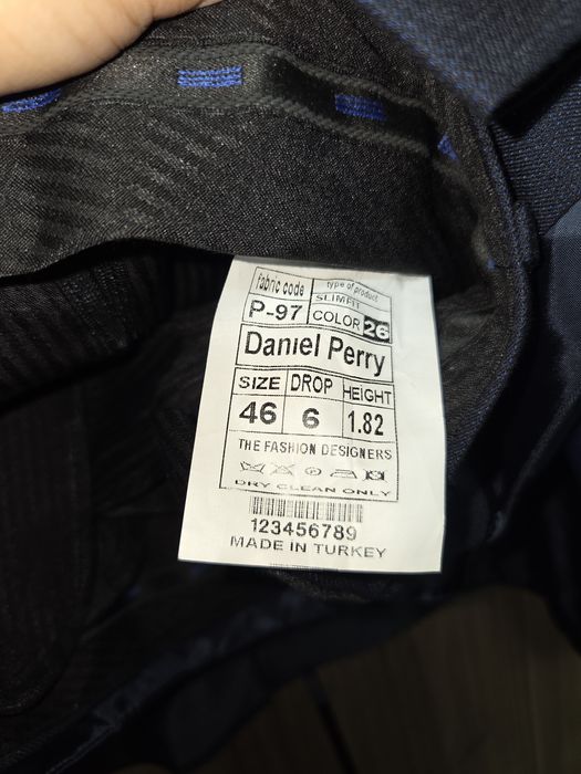 Costum ginere Daniel Perry
