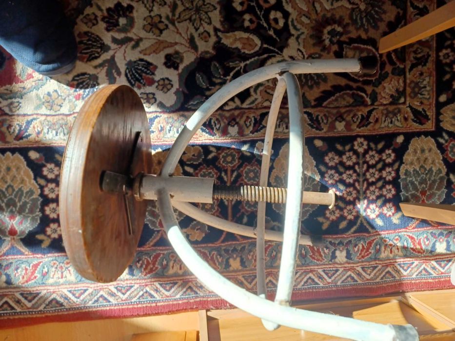 Използван но запазен масивен индустриален стол на винт