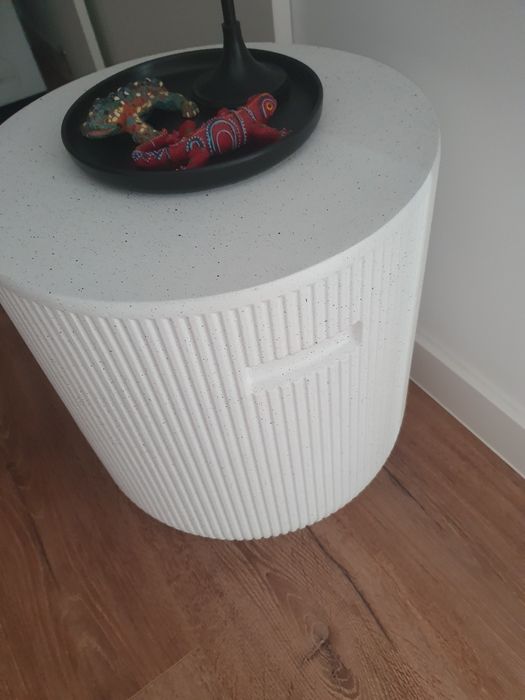 Vand măsuță decorativa !