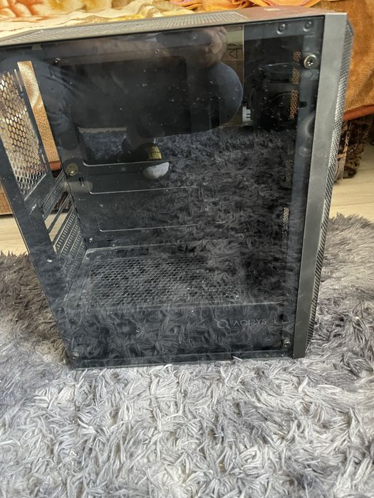 Carcasă Gaming AQIRYS (Model Mid-Tower) – Curată, Stare Bună (Fără Ventilatoare/Sită Top)