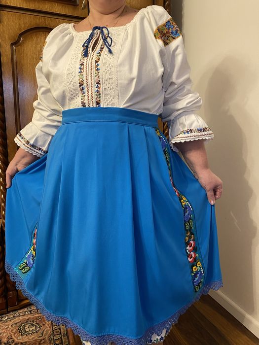 Costum popular cu margele