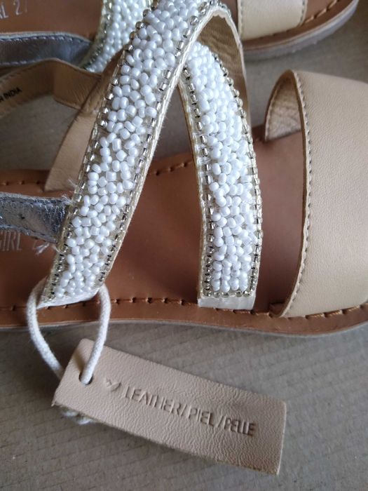 нови сандали  с перли 27 номер
