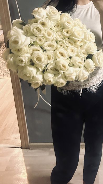 Цветы белые розы свежый