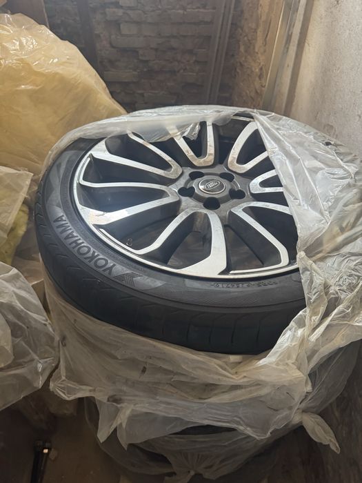 Диск с летними шинами на Range Rover