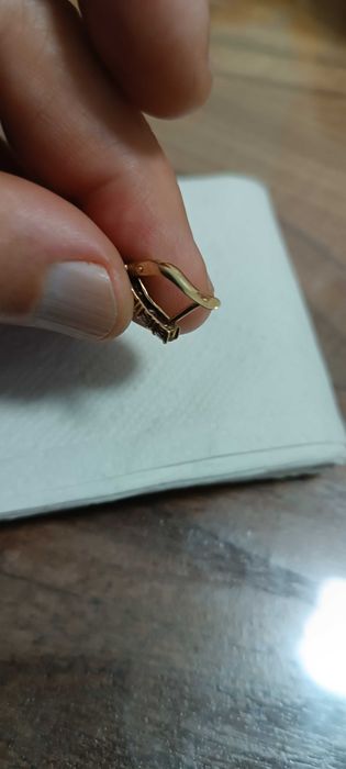 Золотая серёжка одна