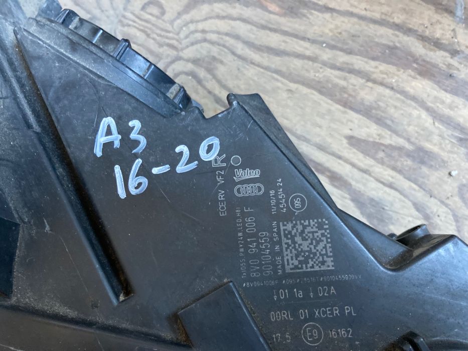 Десен фар Би-ксенон за Audi A3. 8V. 16-20.