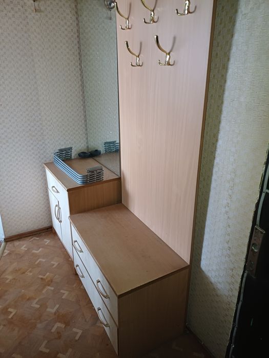 Отдам прихожую, самовывоз 4 этаж.