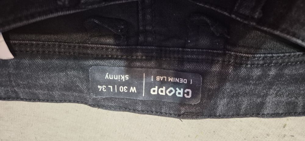 Vand blue jeans firma Cropp pt adolescenti.