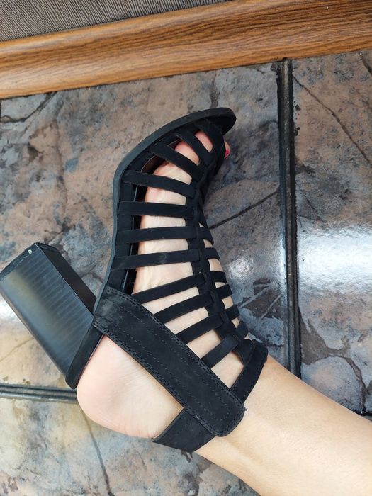 Черни изрязани сандали