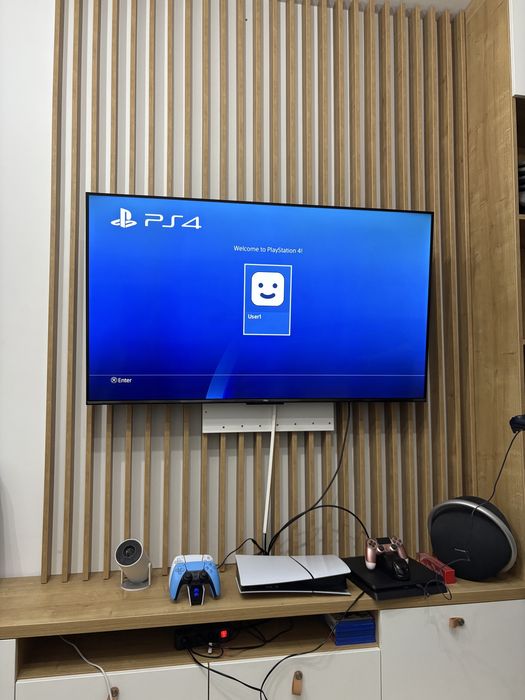 PS4 slim  1 TB, 2 controllere cu statia de incarcare