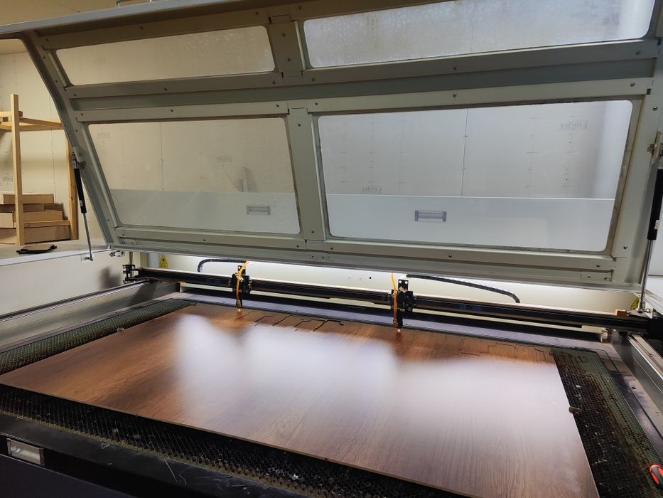 Lazerda kesish . Lazerni usluga .