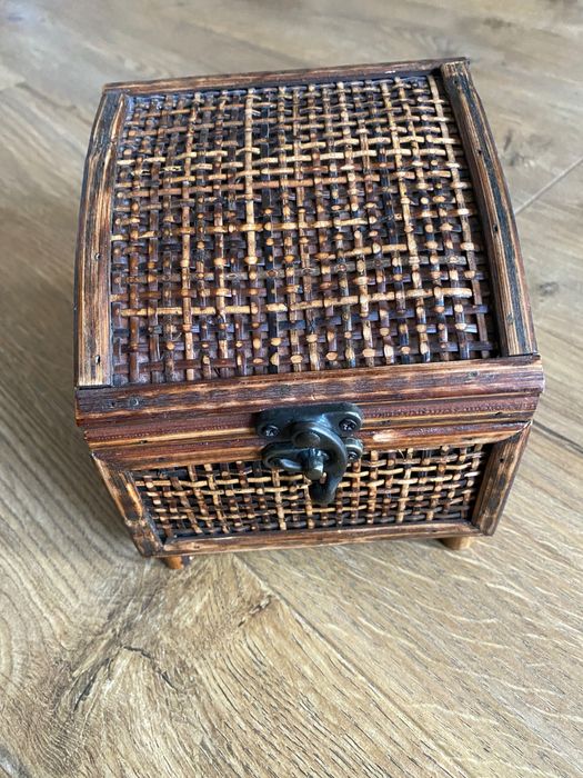 Кутийка за бижута от ратан.