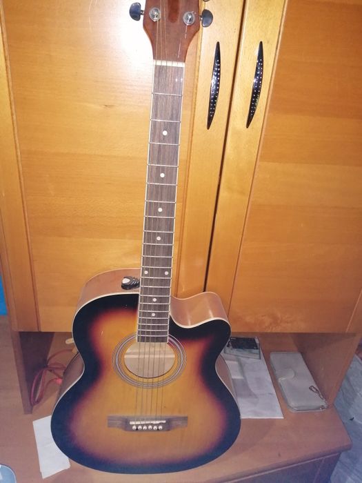 Vând chitara folosita prea puțin detalii în privat