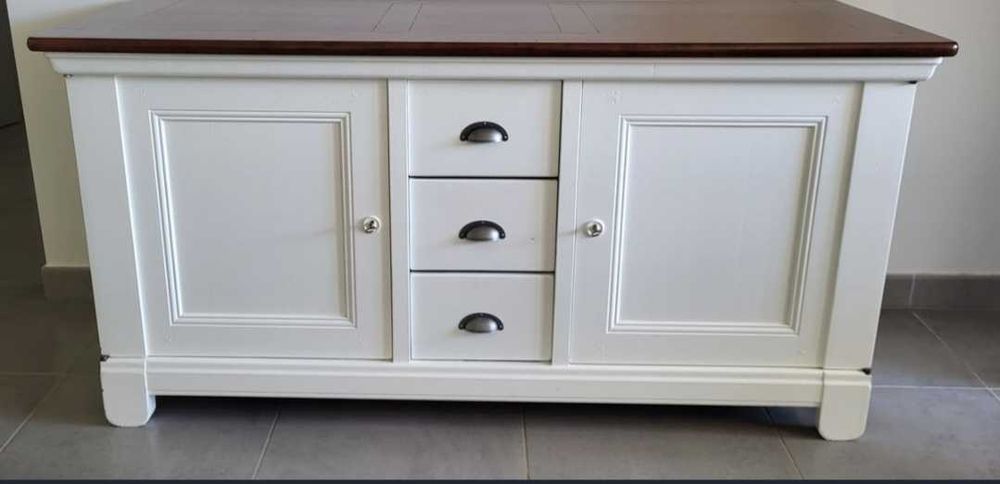 bufet alb jos din lemn cu blat din lemn închis la culoare