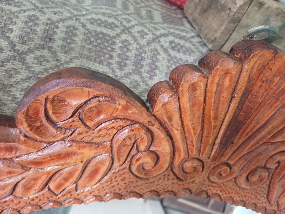 Masuta si oglinda  sculptate manual in lemn masiv
